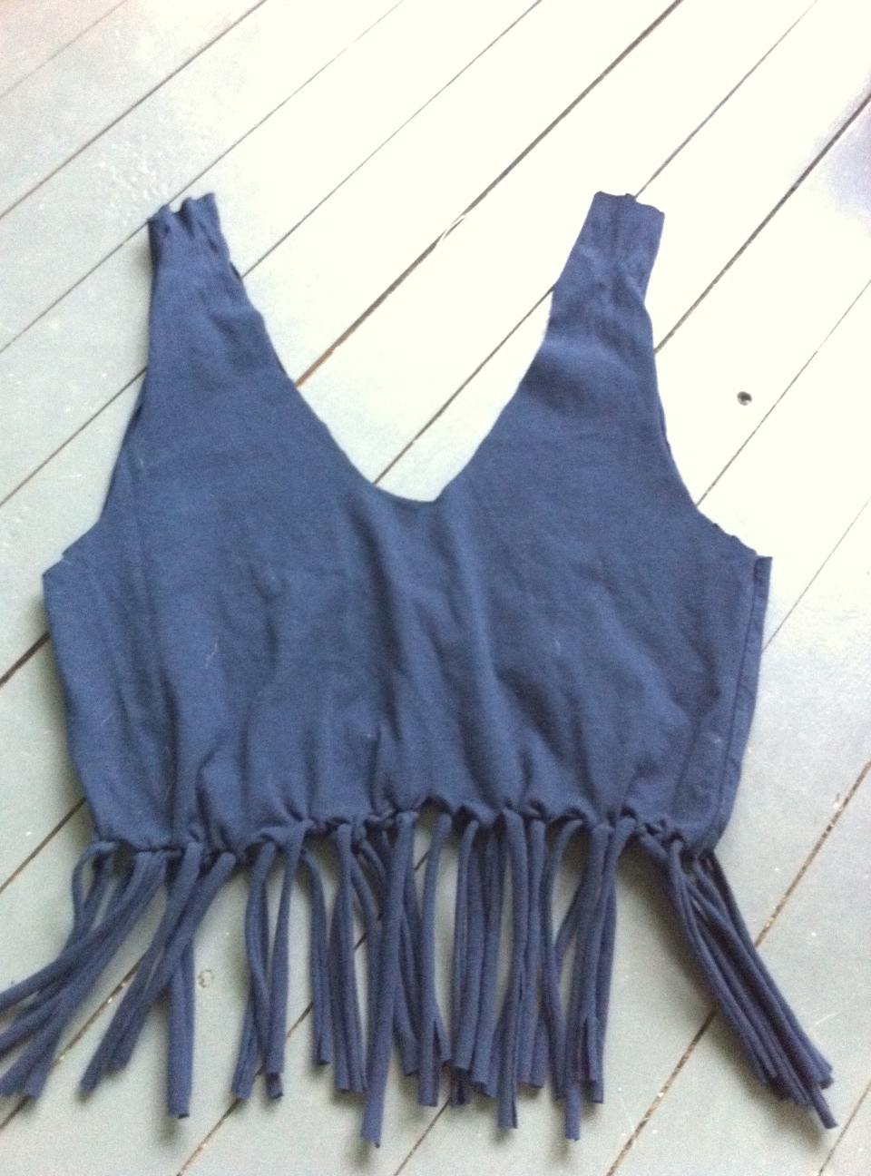 Nouer les franges pour fermer le sac