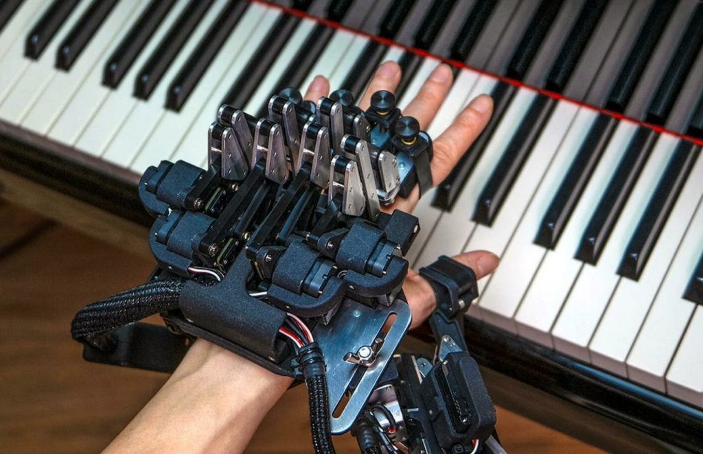 Cet Exosquelette Révolutionnaire Transforme N’importe Qui en Virtuose Musical !