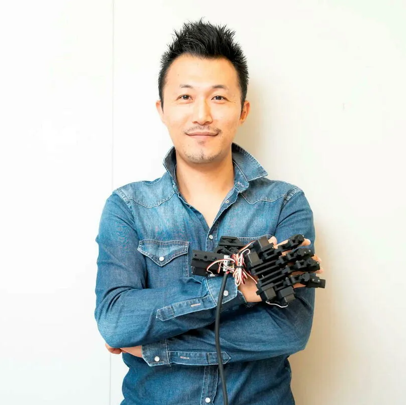 Un musicien utilisant l'exosquelette